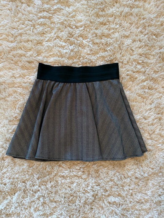 Dresses & Skirts - Houndstooth black and white flowy mini skirt juniors size medium
